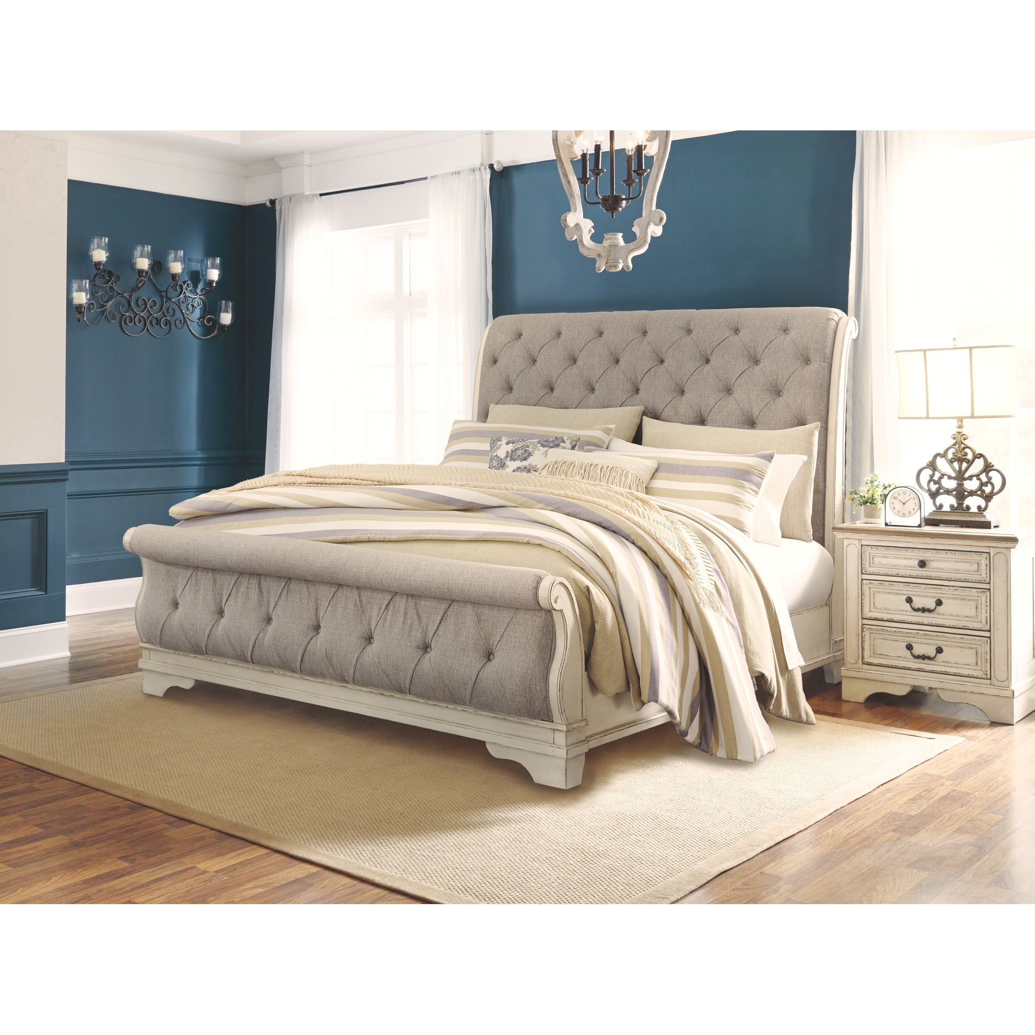 Realyn Sleigh Bed